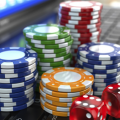 online kumar - poker çipleri ve laptop