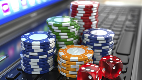 online kumar - poker çipleri ve laptop