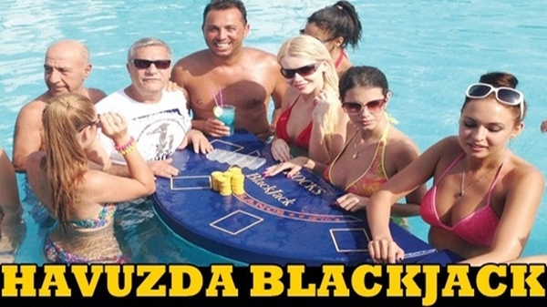 Mehmet Ali Erbil kıbrıs'ta havuzda blackjack oynuyor